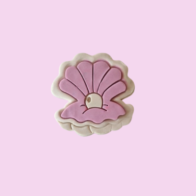 Cookie em forma de concha com glacê rosa e pérola rosa clara
