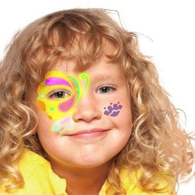 Criança com pintura facial colorida de borboleta e símbolo roxo no rosto, vestindo camisola amarela.
