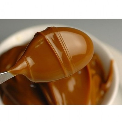 Colher com doce de leite cremoso castanho claro