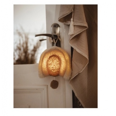 Luz decorativa em forma de arco-íris pendurada numa maçaneta de porta