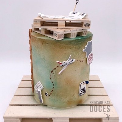 Bolo decorado com tema de viagem, avião, número 39, mini palete de madeira e adesivos, base de madeira.