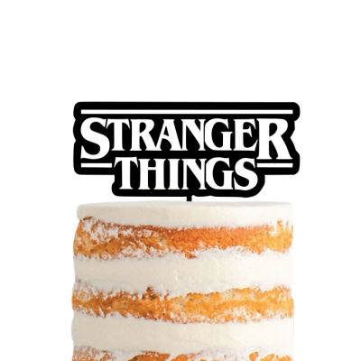 Bolo com topper Stranger Things e camadas brancas e douradas