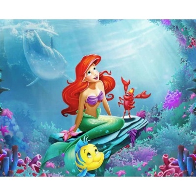 Ilustração de Ariel, a sereia, num cenário subaquático colorido com personagens marinhos.