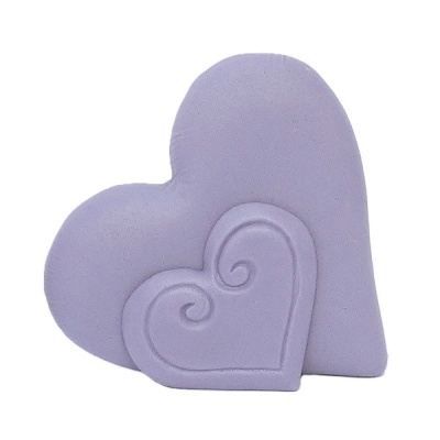 Duas almofadas lilás em forma de coração com uma menor sobreposta e padrão em espiral