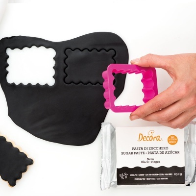Cortador de bolachas rosa com pasta de açúcar preta e embalagem Decora
