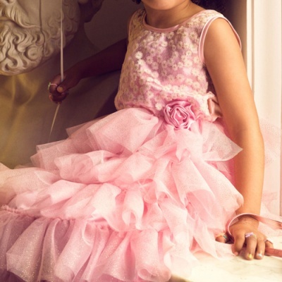 Vestido infantil rosa com corpete bordado e saia de tule em camadas