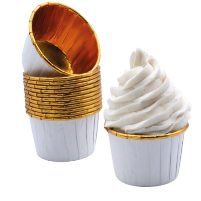 Formas para cupcakes brancas com interior dourado e cupcake com creme branco