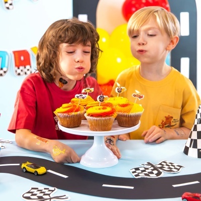 Cupcakes decorados com temas de carros na festa de aniversário de crianças