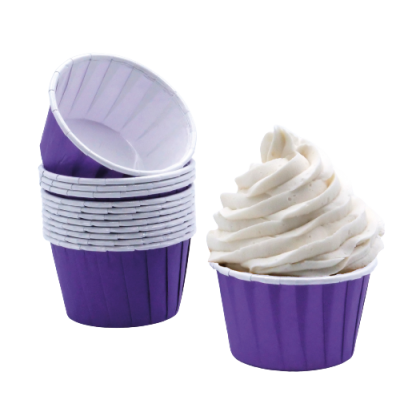 Forminhas roxas para cupcakes com uma cupcake decorada com creme branco