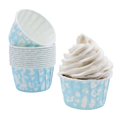 Formas para cupcakes azul claro com padrão branco e cupcake com cobertura cremosa branca
