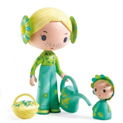 Bonecas de mulher e criança em plástico, com acessórios como regador e cesta