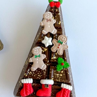 Chocolate em forma de árvore de Natal decorado com bolachas e outros elementos natalícios.