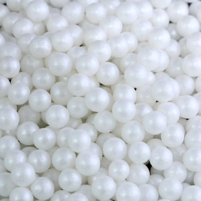 Pérolas brancas redondas com acabamento brilhante agrupadas