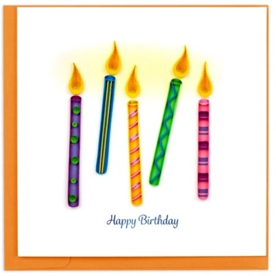 Cartão de aniversário com velas coloridas e envelope laranja