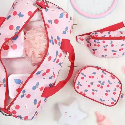 Conjunto de saco de ginásio rosa com padrão de cerejas vermelhas e folhas azuis