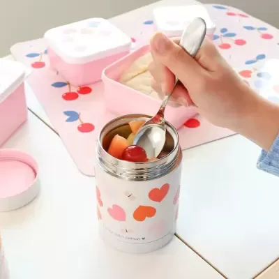 Caixas herméticas e recipiente térmico decorados com corações e cerejas