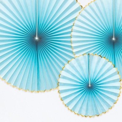 Decorativos de papel azul em formato de leque circular com bordas douradas