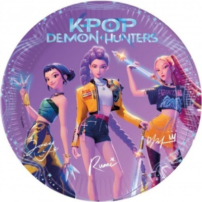Placa redonda com ilustração de três personagens K-pop e texto K-POP DEMON HUNTERS
