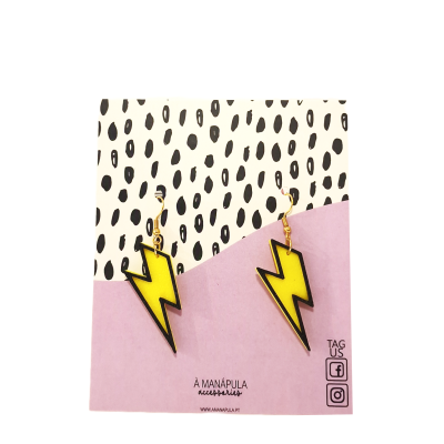 Brincos amarelos em forma de raio com contorno preto em cartão lilás e creme com padrões