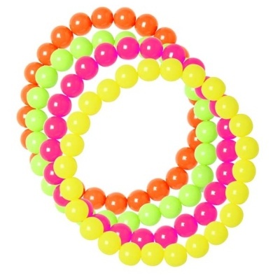 Três pulseiras elásticas com contas grandes coloridas em amarelo, rosa, verde e laranja.