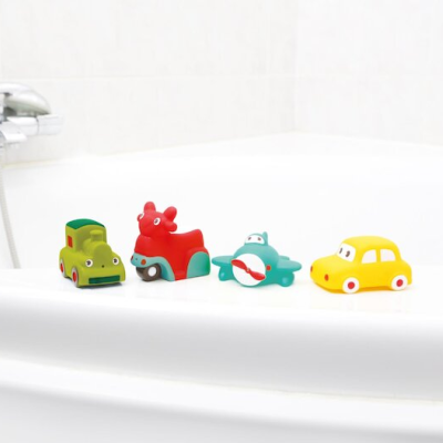 Quatro brinquedos de banho coloridos alinhados na borda de uma banheira branca.