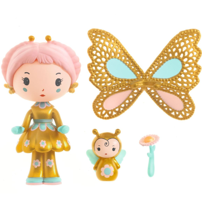 Boneca dourada com cabelo rosa e acessórios coloridos em fundo branco