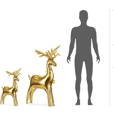 Duas esculturas douradas de veados com uma figura humana cinzenta e uma escala de altura ao lado.