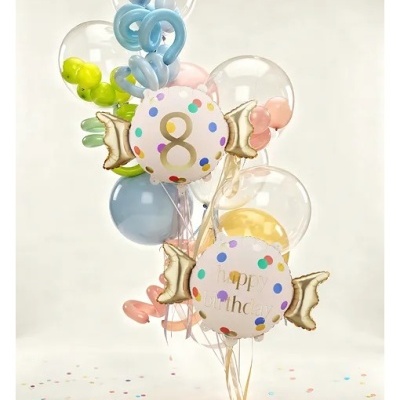 Arranjo de balões coloridos com balões temáticos de aniversário