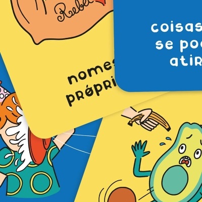 Quatro cartões ilustrados coloridos com texto em português e desenho de braço tatuado, abacate assustado e texto parcial