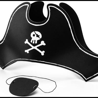 Chapéu de pirata preto com símbolo de caveira e tapa-olho