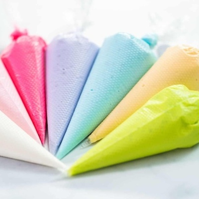 Cones de confeitar coloridos em plástico texturizado
