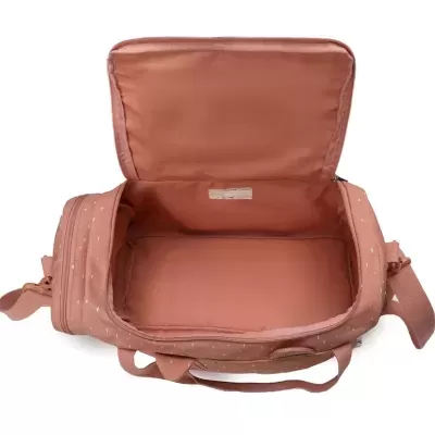Mala de viagem rosa coral aberta mostrando interior espaçoso