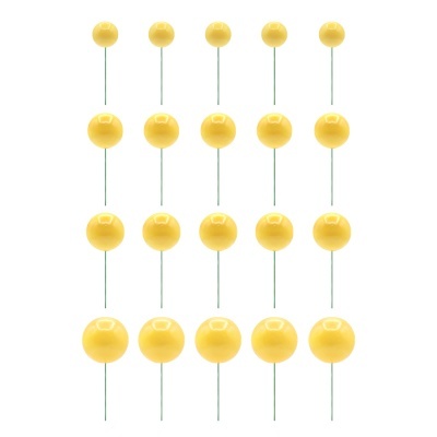 Pinos decorativos amarelos de vários tamanhos em fundo branco