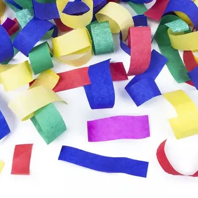 Confetes coloridos de papel em várias cores sobre fundo branco