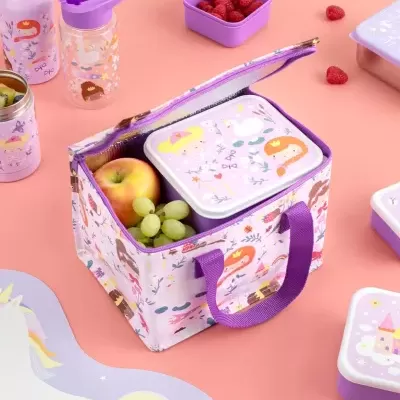 Lancheira isolante lilás com ilustrações infantis e frutas dentro