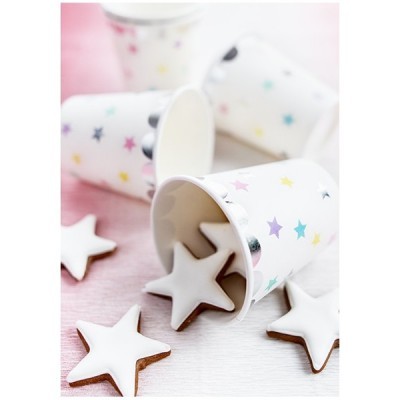 Copos de papel com estrelas coloridas e biscoitos em forma de estrela com cobertura branca
