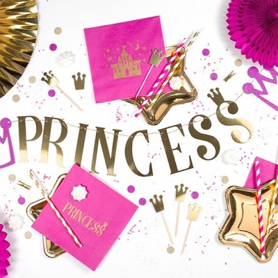 Decoração de festa princesa com guardanapos, copos, pratos e letras douradas e cor-de-rosa