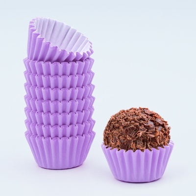 Forminhas de papel lilás e brigadeiro com raspas de chocolate