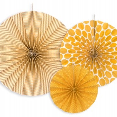Três leques decorativos de papel amarelos e bege com diferentes padrões