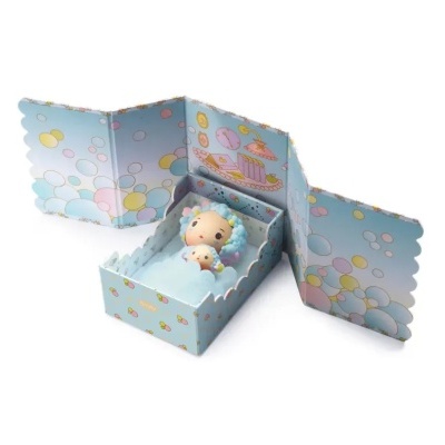 Brinquedo de bebé em caixa dobrável azul com decoração em balões.