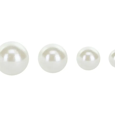Quatro pérolas artificiais brancas de tamanhos diferentes alinhadas