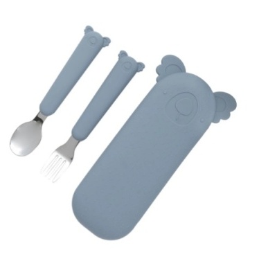 Conjunto de talheres infantil com colher, garfo e estojo azul com desenho de koala