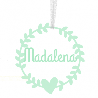 Enfeite decorativo em formato redondo verde-água com nome 'Madalena', coroa de folhas e coração, suspenso por fita branca