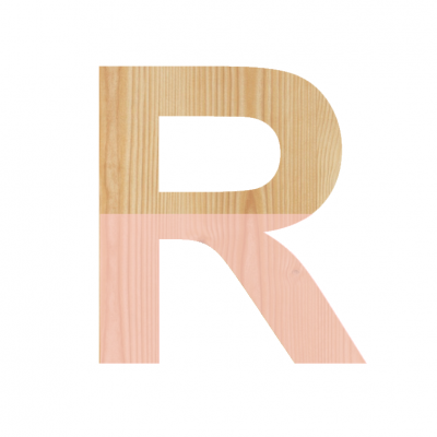Letra R decorativa em madeira clara e rosa