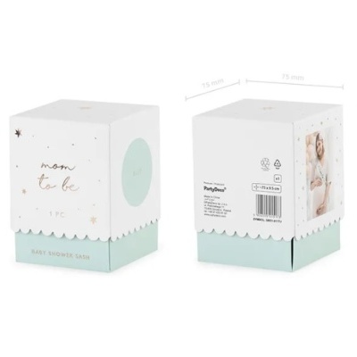 caixa de embalagem branca e verde água com texto mom to be e imagem de bebé