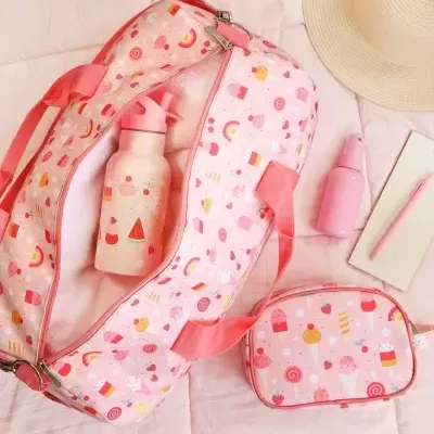 Mala rosa com padrão de gelados e doces com acessórios rosa e chapéu de palha