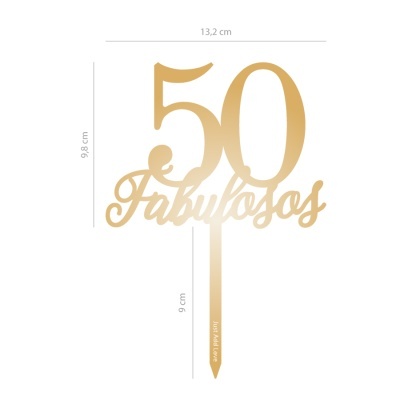 Topo de bolo dourado com a frase 50 Fabulosos em acrílico com medidas indicadas.