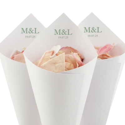 Cones brancos com pétalas secas e texto M&L 19.07.25