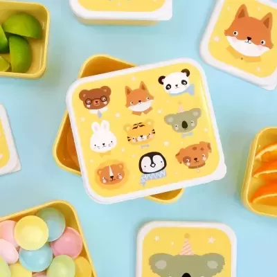 Caixas de plástico amarelas com tampas decoradas com animais, contendo frutas e doces