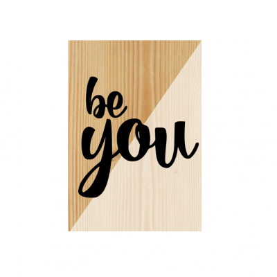 Placa decorativa de madeira com frase 'be you' em dois tons de madeira.